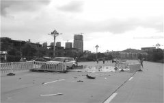 撞護欄不是小事，錯誤做法后果嚴重?。。?/></a> <span>2018-06-21</span>
          <p>合肥金屬制品有限公司生產(chǎn)的交通護欄是維護城市交通的一道屏障，不能交通秩序，保護群眾出行，還能點綴道路風景、美化城市環(huán)境。 今年以來，根據(jù)城市化管理的要求，我市交......</p>
        </li>
                <li>
          <h3><a href=
